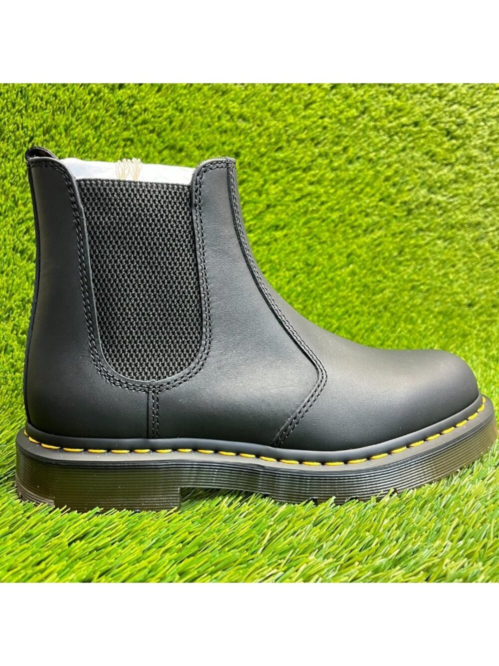 Dr. Martens 2976 SR Mens Size 8 Womens 9 Black Classic Leather Chelsea Boots